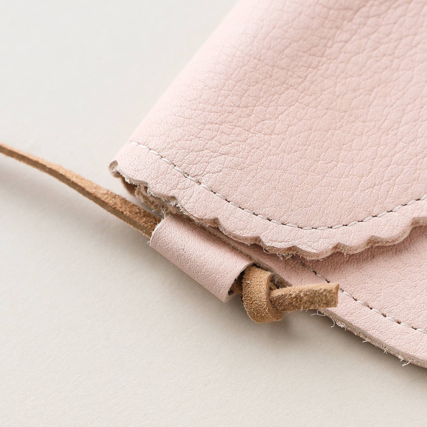 Little Girl Scalloped Leather Purse in Light Pink