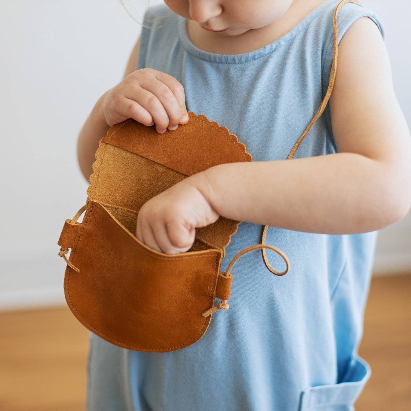 Little Girl Scalloped Leather Purse in Light Pink