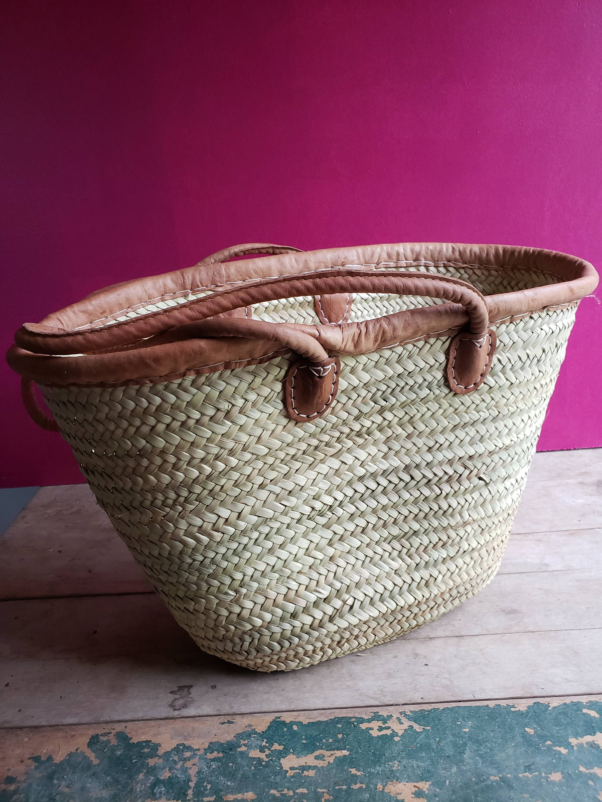 Medina - Long Handled Leather Trim Market